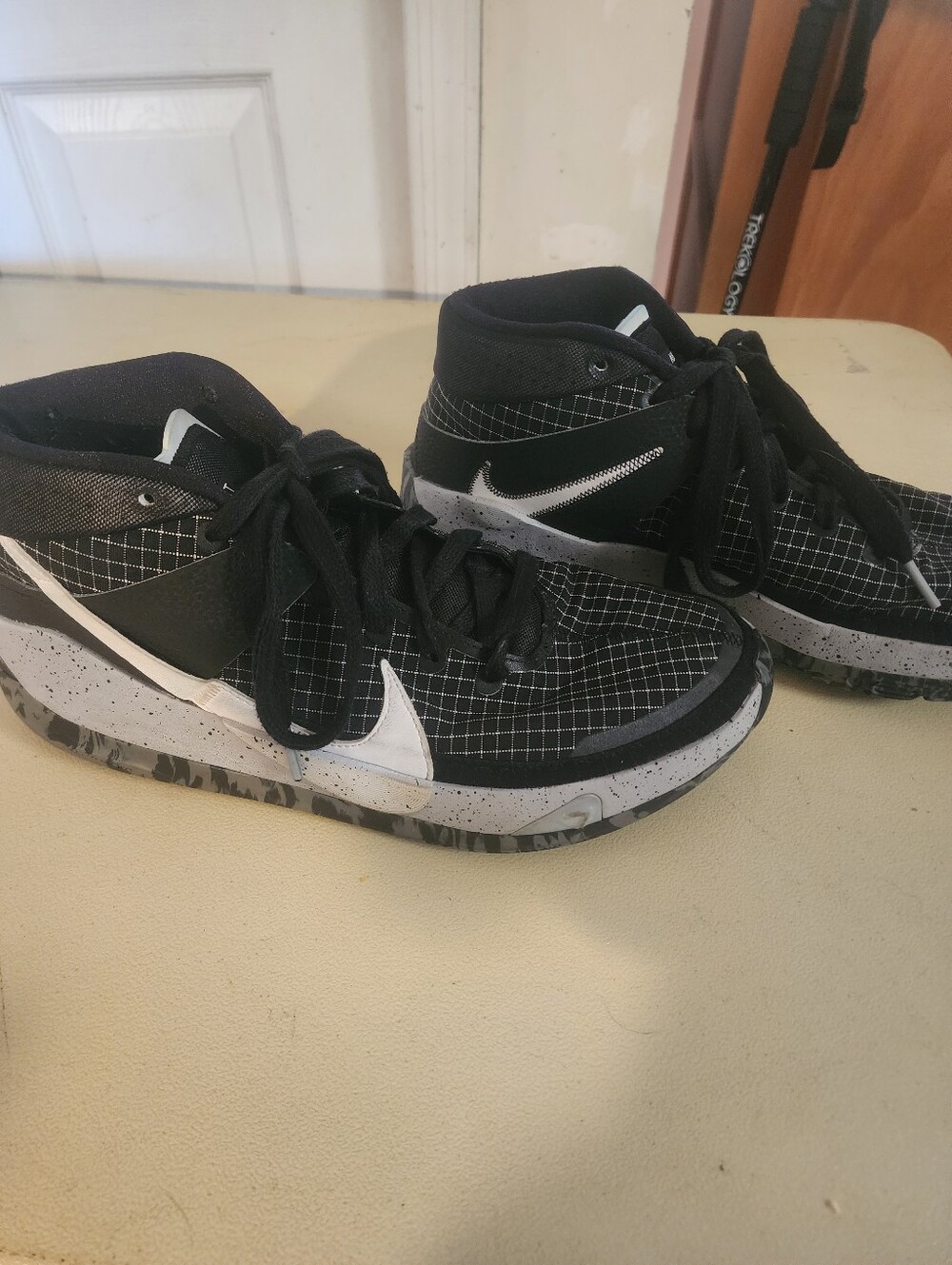 Nike Mens Kevin Durant Sz  10 Black & White High-Top Sneakers Very Good Cndtion - Picture 4 of 5